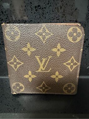 Authentic Louis Vuitton Mens Monogram Wallet Billfold